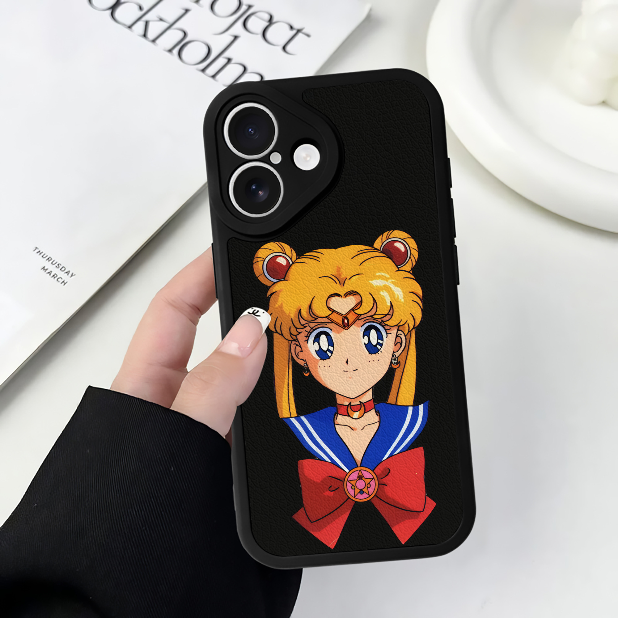 （画像用） 美少女戦士セーラームーン 月野 うさぎ つきの うさぎ Sailor Moon Tsukino Usagi 【iPhone 16シリーズ対応】シリコンスマホケース（レザー調） 材質：シリコン